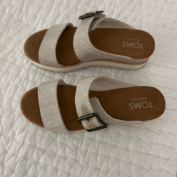 TOMS Women's Tan Buckle Sandals - Picture 4 of 5